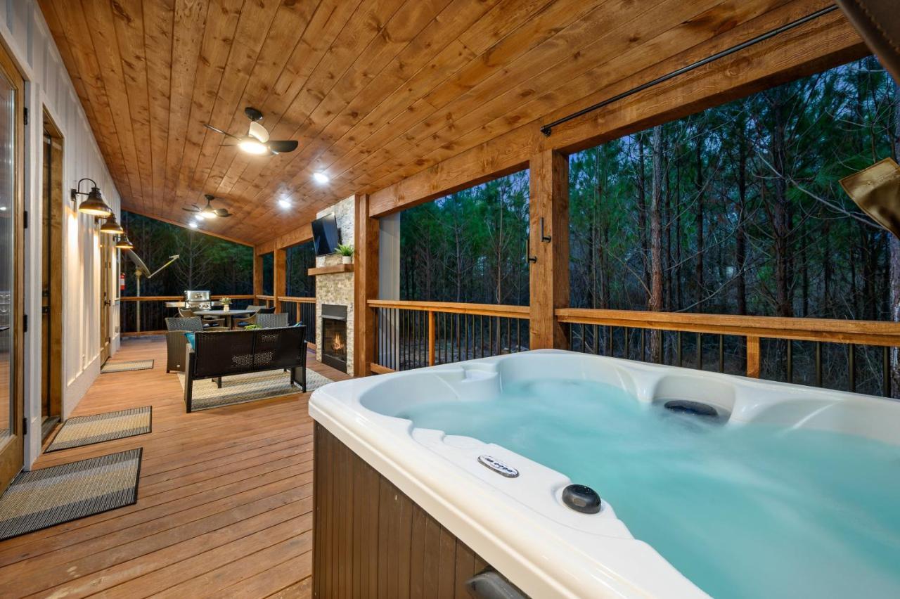 Вілла Bella Luna Cabin - Cozy Farmhouse Cabin, Private Deck, Swing Set, Fire Pit, Hot Tub Брокен-Боу Екстер'єр фото
